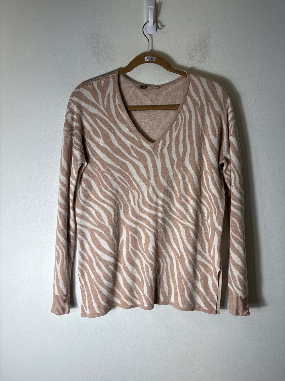 Lilla P Off White/Tan Long Sleeve V-Neck Sweater Sz M